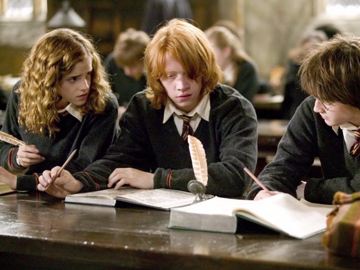Theo tác giả, cách đặt tên thể hiện vai trò của nhân vật trong truyện. Ví dụ như "Harry" gắn với "Henry" - một cái tên phổ biến của các vị vua trong lịch sử nước Anh. Ron hay Ronald có liên quan tới tước vị "Rögnvaldr" - một người phò tá.