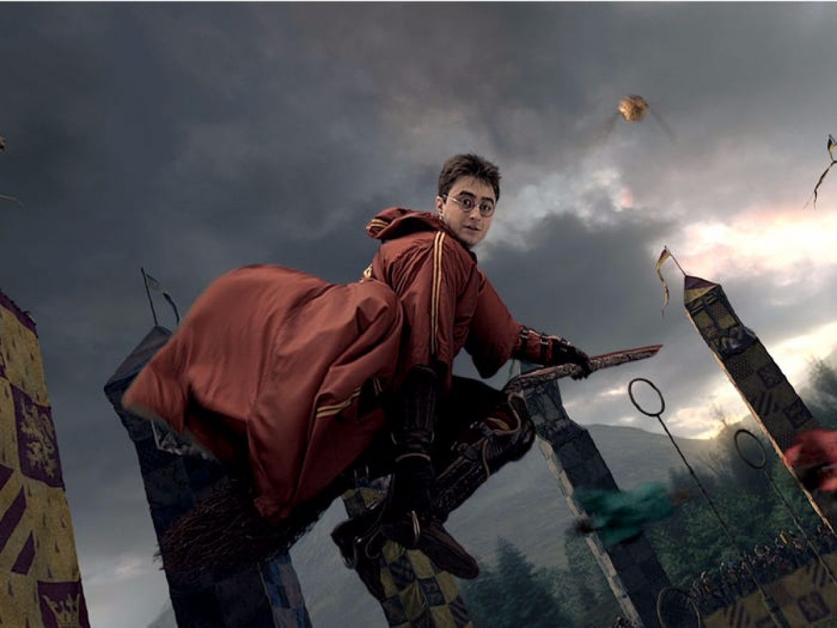 Những cây chổi Quidditch không phải là đạo cụ đơn thuần. Sử dụng cả titanium để chế tạo, những cây chổi này thực sự cứng cáp để các diễn viên có thể ngồi lên trong các cảnh quay.