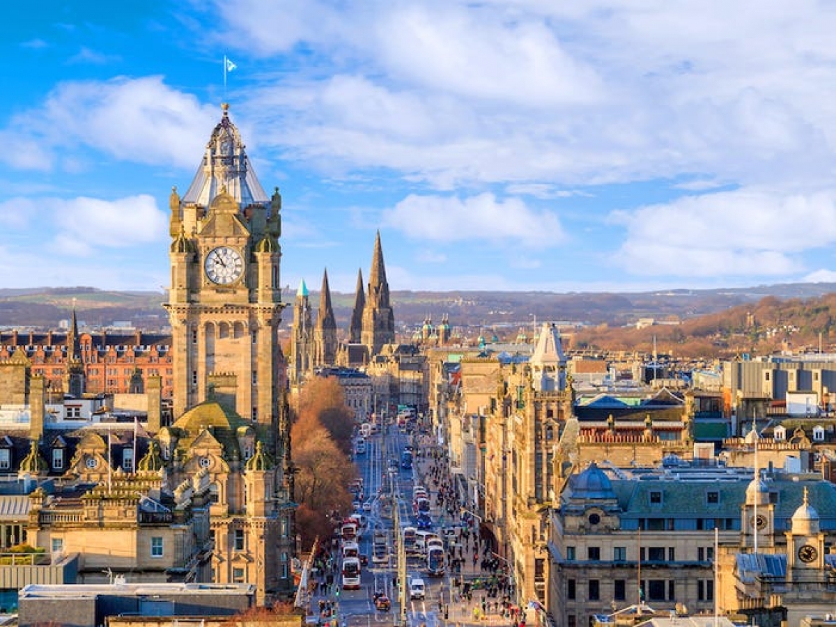 Thành phố Edinburgh (Scotland) - nơi Rowling sinh sống chính là nguồn cảm hứng chính để xây dựng bộ truyện. Tại đây có ngôi trường George Heriot - hình mẫu để xây dựng trường <a href=