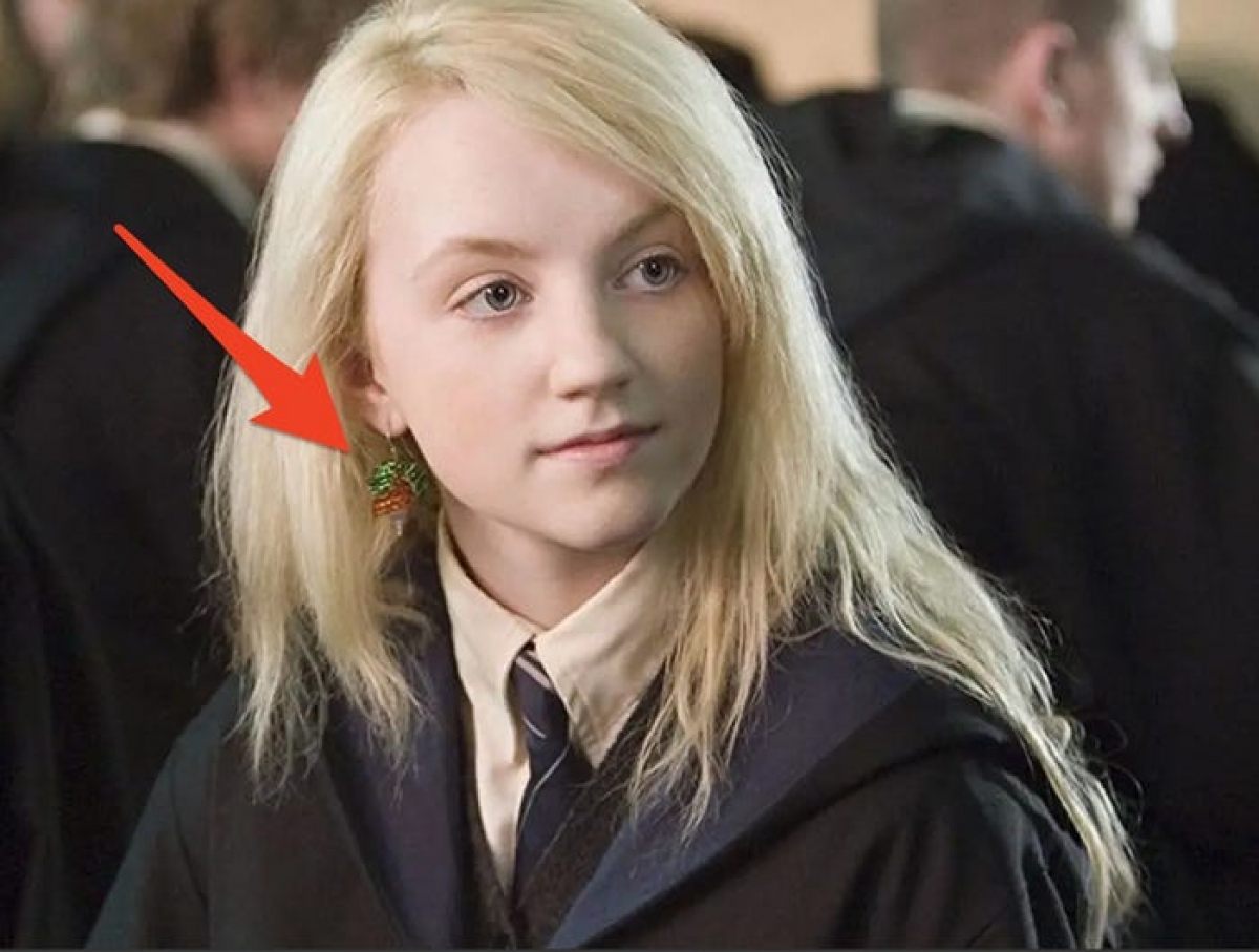 Nữ diễn viên thủ vai Luna Lovegood - Evanna Lynch đã tự tay làm đồ trang sức cho nhân vật của mình. Một nhà thiết kế trang phục của bộ phim tiết lộ, Lynch rất thông minh và khéo léo, cô đã tự làm các loại vòng và khuyên tai.